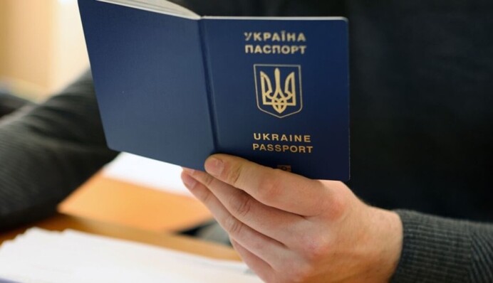 "Драконовские" паспортные правила для украинцев за рубежом: уклонистам закрыли все лазейки