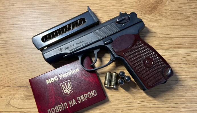 ​Украинцы активно покупают оружие: сколько разрешений выдали с 2023 года