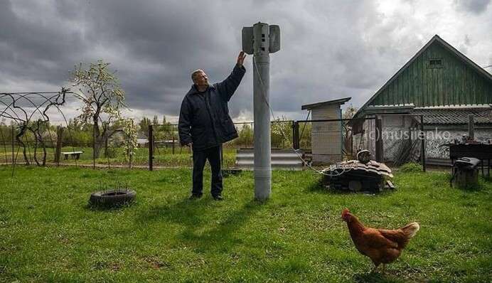 Фото дня: ракета встромилась у землю біля будинку на Київщині