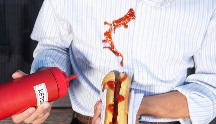 ​Як позбутися плям від кетчупу на одязі: дієві поради господиням