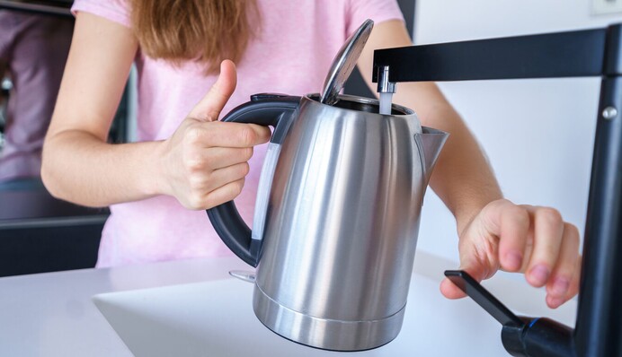 Як швидко очистити чайник від накипу: секрети господарок