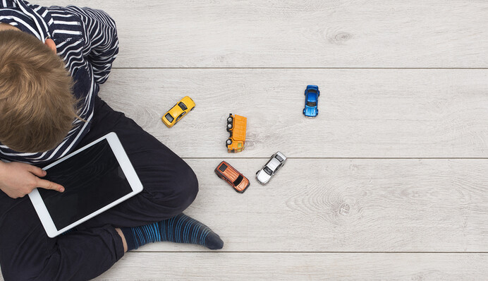 Не варто забирати гаджет: як відволікти дитину від сидіння у смартфоні