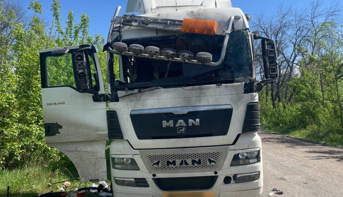 Захватчики атаковали грузовик в Волчанске, водитель в тяжелом состоянии. Фото