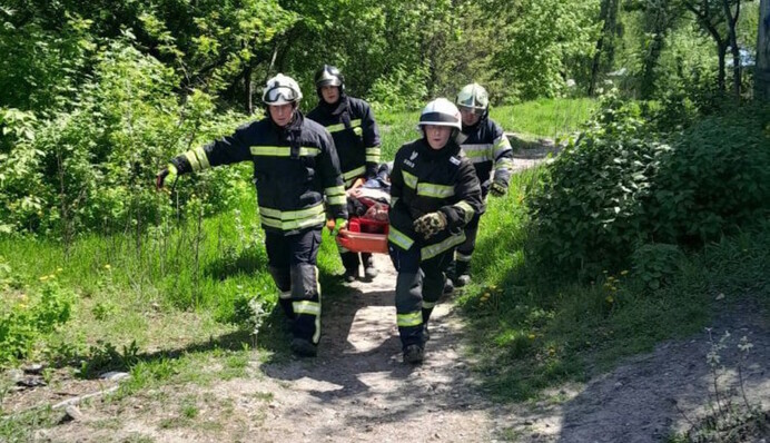 В Киеве мужчина упал в глубокую яму: как его спасали. Фото