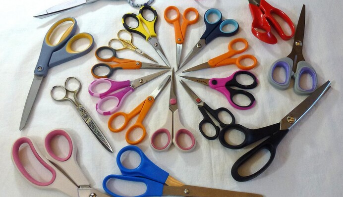 Поможет обычный стакан: лайфхак по заточке ножниц