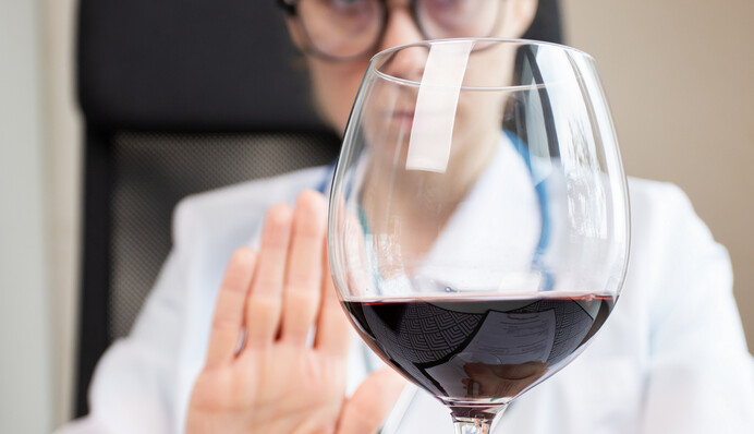 Навіть невелика кількість: лікарі розповіли про вплив алкоголю на розвиток раку