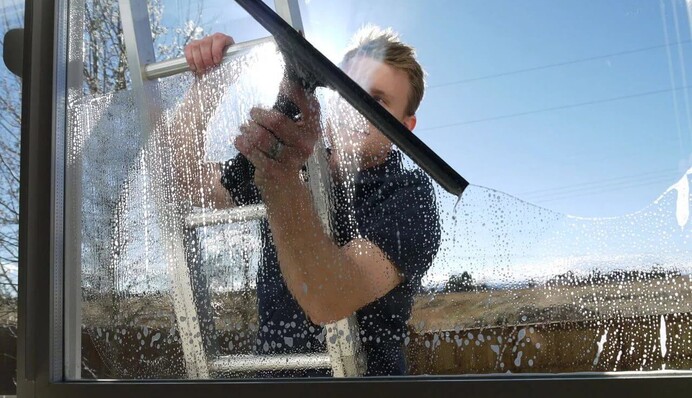 ​Нашатир не знадобиться: простий спосіб миття вікон без розводів