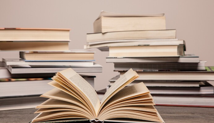 Сразу не выбросишь? Что делают библиотеки с книгами российских писателей