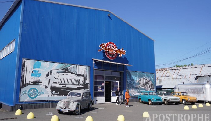 Уникальные автомобили и старинные патефоны: фоторепортаж из музея ретро-техники 