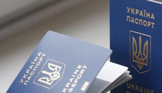 Видача українських паспортів за кордоном: 7 категорій чоловіків, які можуть їх отримати