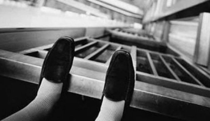 В Києві дві людини викинулись з вікна багатоповерхівки