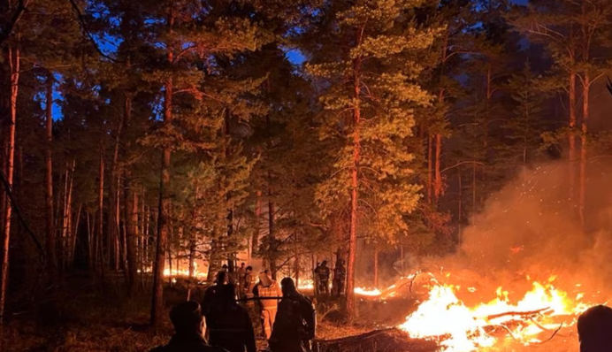 Карма для Росії: горить столиця Бурятії, полум'я лізе на будинки, триває евакуація. Вражаюче відео