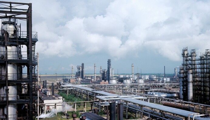 Дроны атаковали очередной НПЗ в России, вспыхнул мощный пожар. Видео