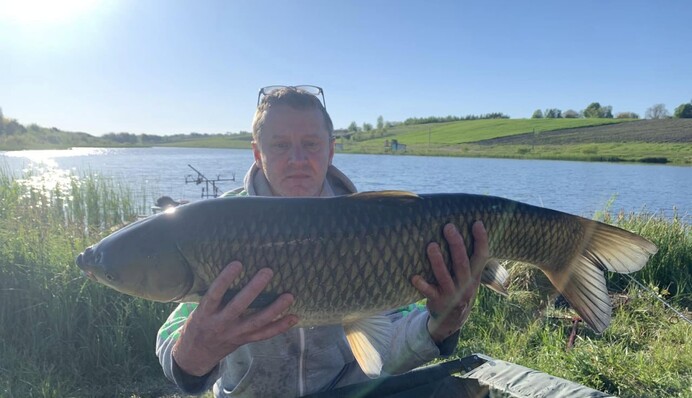 На Рівненщині рибалка спіймав величезного амура: фото трофея