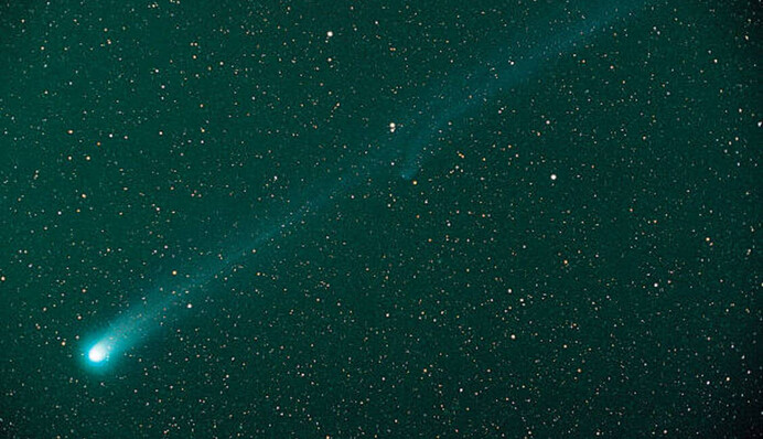 Небо осяяло дивне блакитне світло: над Україною бачили падаючий метеор. Відео