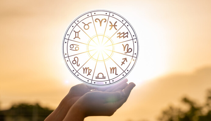Весам – море романтики, Львам – новая любовь: любовный гороскоп на май для всех знаков