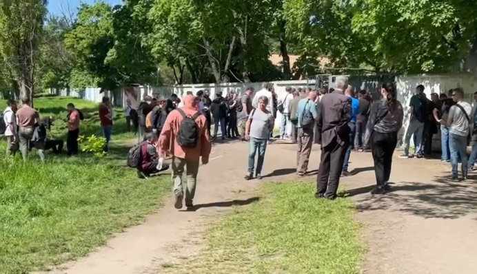 Деякі чоловіки стоять від учора: в Києві не зменшуються черги до ТЦК. Фото і відео