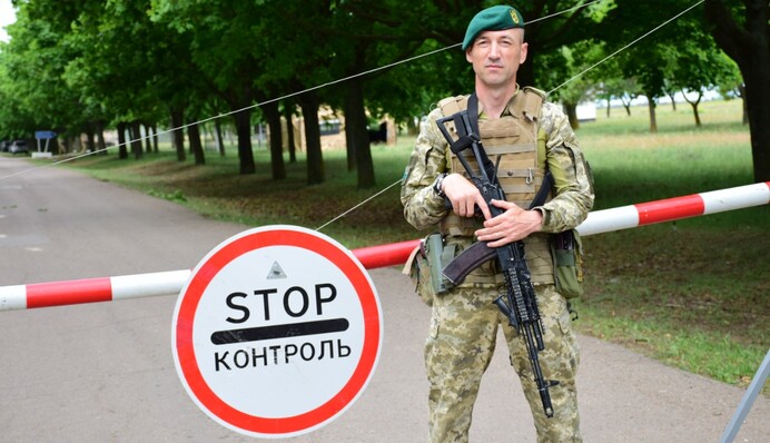 Некоторым украинцам изменят правила выезда за границу: названа категория