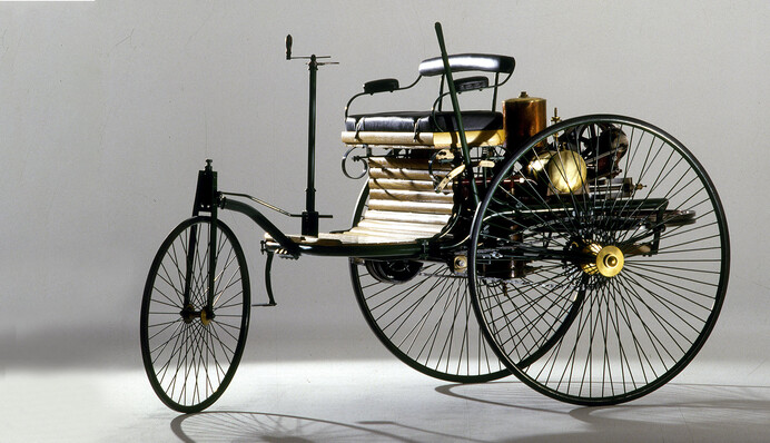 Трехколесное и без салона: каким было первое в мире авто