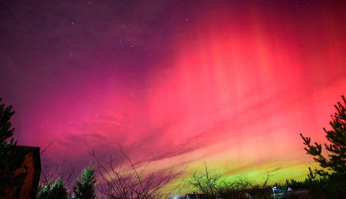 Над Украиной наблюдают северное сияние: впечатляющие фото редкого явления