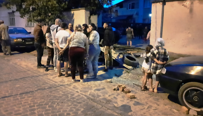 На Закарпатье произошла стрельба возле ТЦК - люди заблокировали выезд из военкомата. Фото и Видео