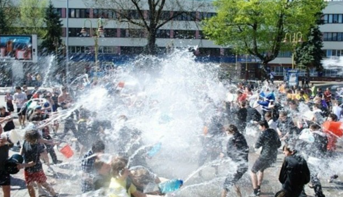 З Поливаним понеділком! Найкращі привітання для близьких та друзів