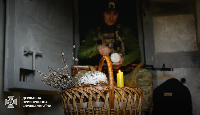 Как украинские бойцы празднуют Пасху на передовой: фото и видео