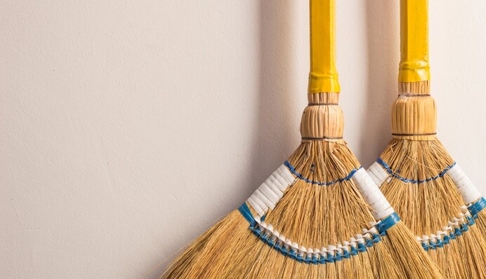 Не беріть віник у руки у понеділок: в який день тижня краще підмітати, щоб притягнути у дім гроші