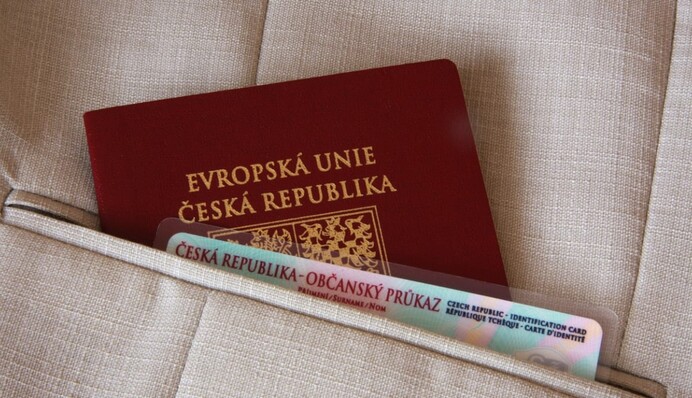 Що робити українцям без дійсного закордонного паспорту: варіанти перебування у Чехії
