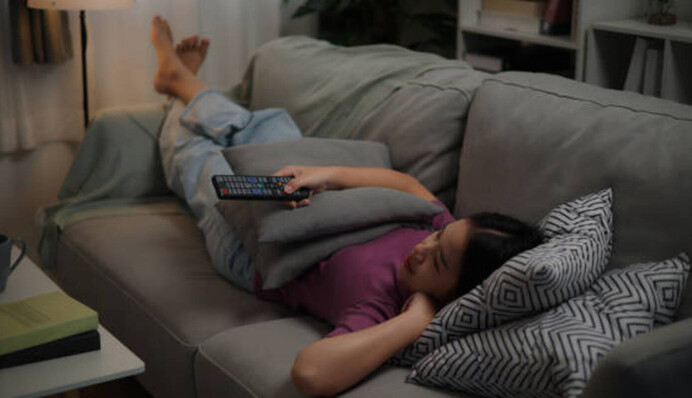 Можно ли засыпать под включенный телевизор: какие есть последствия