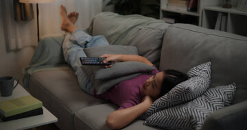 Чи можна засинати під ввімкнений телевізор: які є наслідки