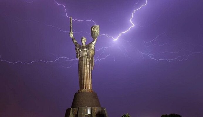 На Киев и область надвигается шквал с грозами: когда ждать непогоду