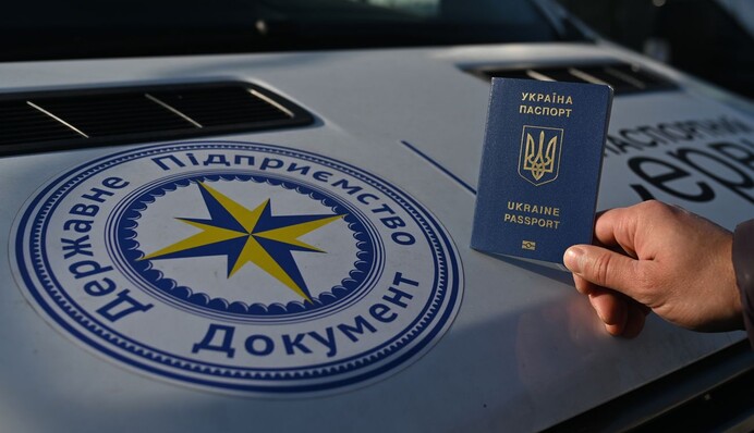Украинцам за границей возобновили выдачу готовых паспортов: что для этого нужно иметь