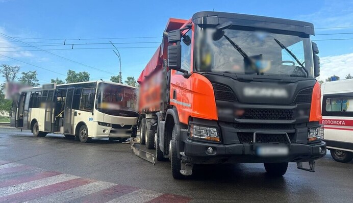 У Києві маршрутка влетіла у КамАЗ: фото і дані про постраждалих