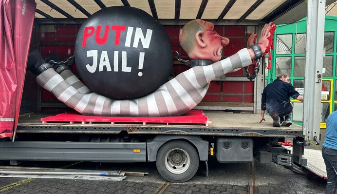 Кровавые руки в наручниках: напротив суда в Гааге установили статую преступника Путина