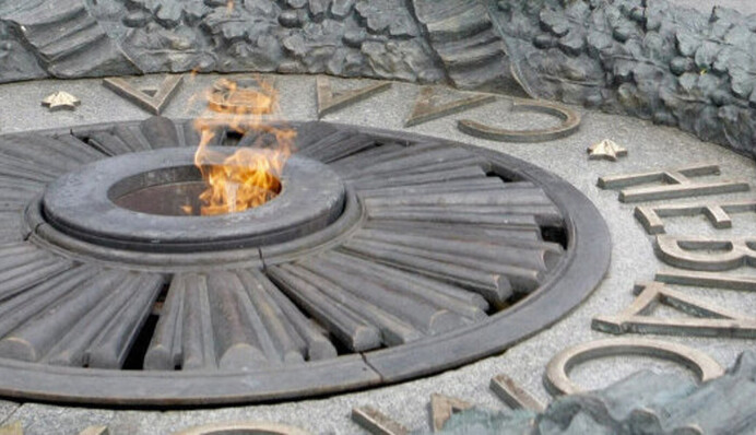 У Києві біля вічного вогню затримали відому комуністку: на поміч їй набігла купа 