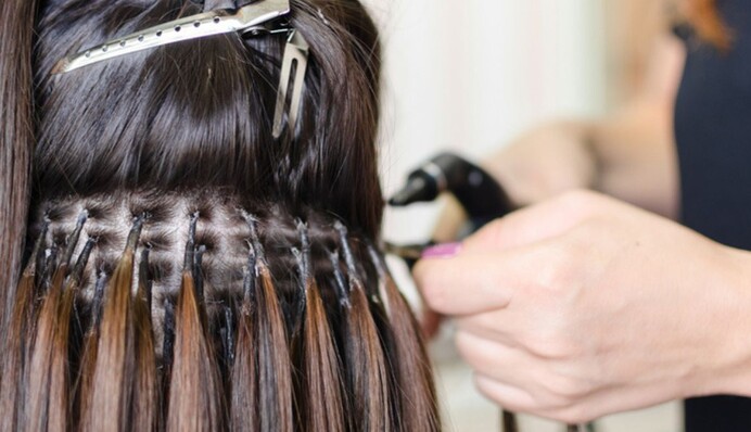 Приводит к выпадению: трихолог рассказала о вреде наращенных волос