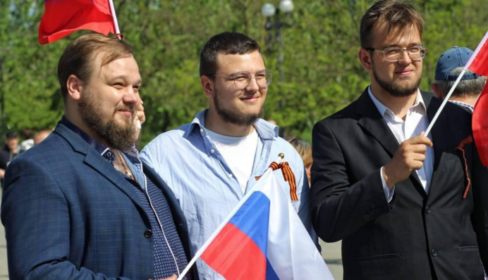 Сотрудничал с оккупантами и перекрасил стелу в 