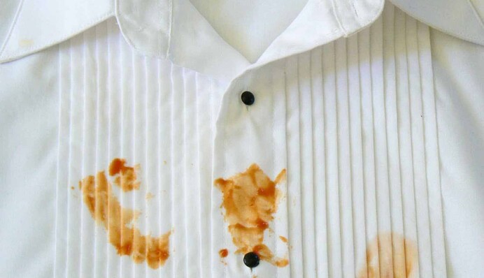 Впораються з сильним забрудненням: дієві засоби для видалення плям жиру з одягу