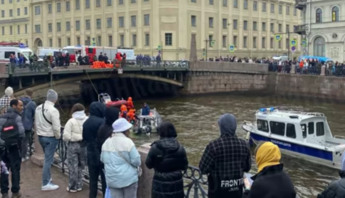 Вылетел в реку и затонул: в России произошло смертельное ДТП с автобусом, видео