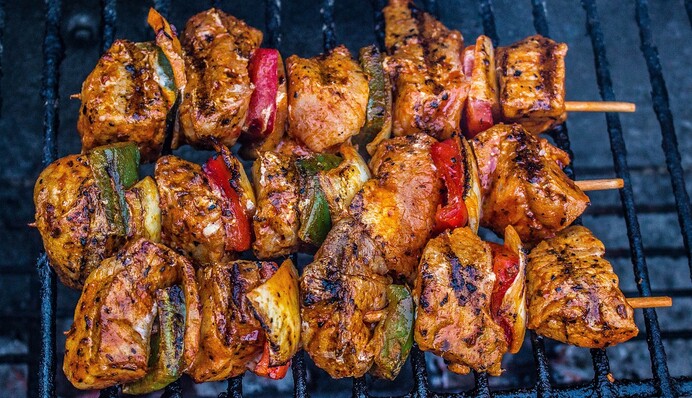 Як правильно оцінити готовність шашлику: дієві способи від досвідчених гурманів