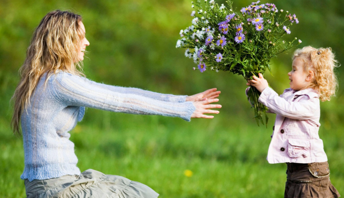 Зі святом, мамо! Гарні музичні відеопривітання для найближчої людини у світі