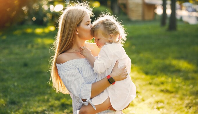 Радості та любові! Найкращі листівки до Дня матері