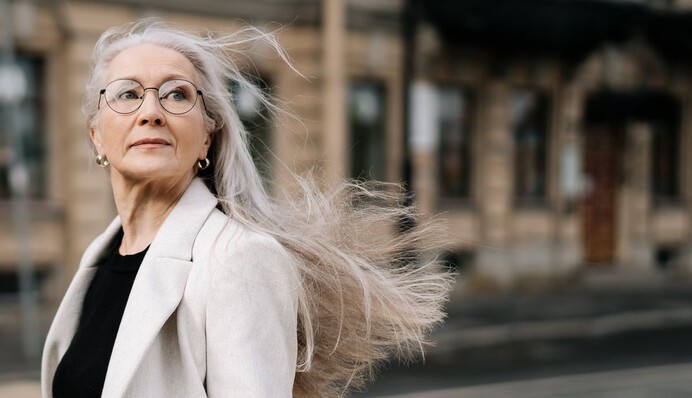 Чому сиве волосся не можна виривати: пояснюємо міфи і прикмети