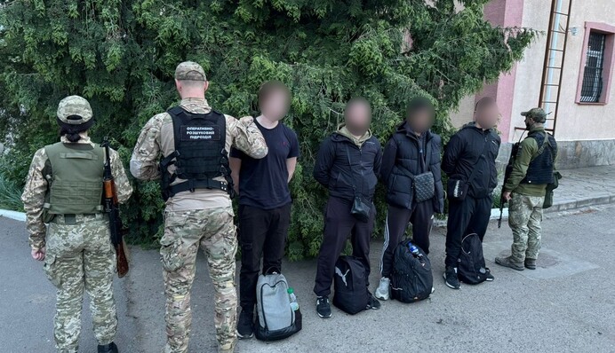Зірвали пішу прогулянку: на кордоні пов'язали чотирьох ухилянтів