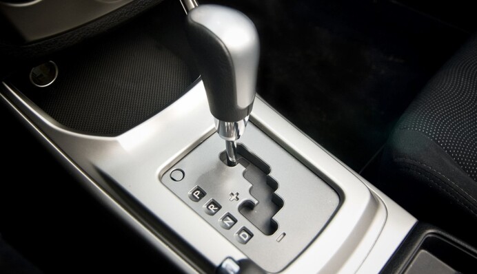 Можете зекономити до 100 літрів палива на рік: поради водіям авто з АКПП