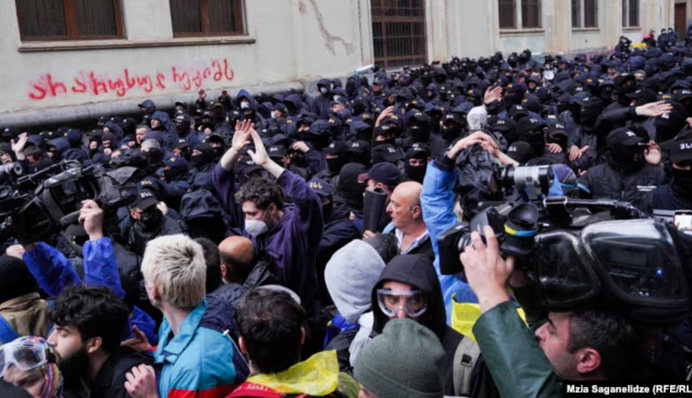 В Тбілісі розпочали розгін протесту, силовики жорстоко б’ють затриманих. Фото і відео