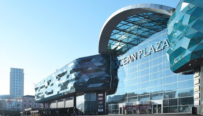 Вода затопила всю вулицю: частина Києва стала Венецією через масштабний прорив труби. Відео