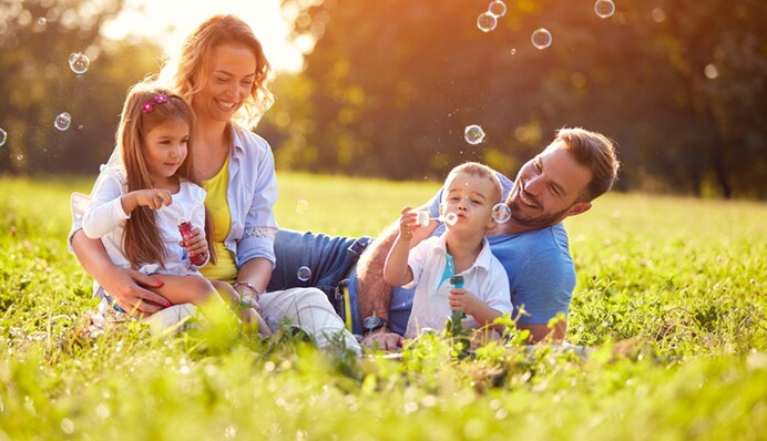 Бережіть найцінніше! Найкращі листівки та побажання до Дня сім'ї