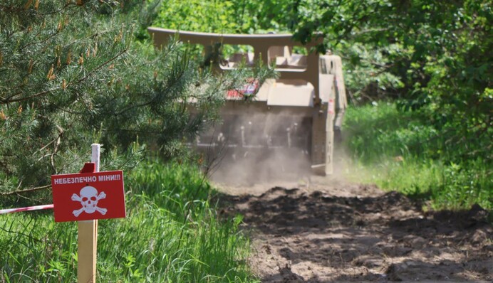 В Киевской области протестировали новейшую машину для разминирования: готовят на первую боевую задачу. Фото